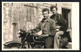 Delcampe - Foto-AK BMW Motorad Mit Einem Jungen Paar Darauf - Motorfietsen