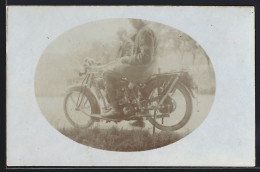 Delcampe - Foto-AK NSU-V-Motor-Motorrad Am Strassenrand, Der Fahrer Darauf - Motorfietsen