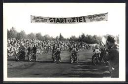 Delcampe - AK Motorrad-Rennfahrer Mit Ihren Maschinen An Der Start-Ziel-Linie, Speedway - Motorfietsen