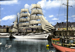Delcampe - CPM Bateau Saint Malo Cite Corsaire Bassin Vauban Devant Les Remparts Le Trois Mats Gorch Fock Barque Ecole De La Marine - Velieri