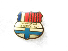 Delcampe - PIN'S   CHAMPIONNAT DE FRANCE 1992   BLASON MARSEILLE FOOTBALL? - Otros & Sin Clasificación