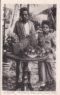 Delcampe - Singapore - Tropical Fruit Seller With Child / Singapour - Vendeurs Vendeur De Fruits Tropicaux Bananes Mangues, Durians - Singapur