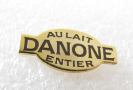 Delcampe - PIN'S    DANONE  AU LAIT ENTIER - Alimentación
