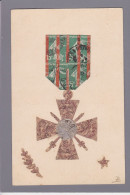 Delcampe - CPA Carte Faite à La Main Avec Des Timbres Découpés Original Non Circulée Médaille Militaire - Sellos (representaciones)