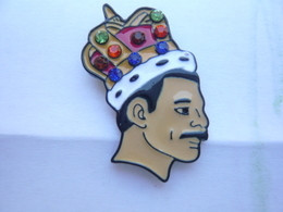 Delcampe - RARE Pin S HOMMAGE FREDDY MERCURY  3,5 Cm NEUF - Música