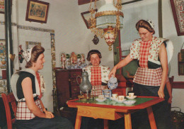 Delcampe - Nederland Spakenburg Vrouwen In Klederdracht Interieur Afgestempeld #SCE972 - Spakenburg