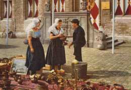 Delcampe - Nederland Middelburg Vrouwen In Traditionele Klederdracht Op Marktplein #SCE810 - Middelburg