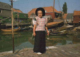 Delcampe - Nederland Spakenburg Meisje In Klederdracht Haven Unposted #SCE818 - Spakenburg