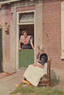 Delcampe - Nederland Spakenburg Vrouwen In Klederdracht Aan Huisdeur Gepost #SCE668 - Spakenburg