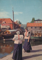 Delcampe - Nederland Spakenburg Vrouwen In Klederdracht Aan De Haven Oblitereerd #SCE666 - Spakenburg