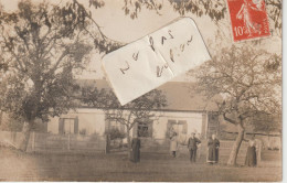 Delcampe - LA TRINITE DE REVILLE  - On Pose Devant La Maison En 1913 ( Carte Photo )   Rare - Autres & Non Classés