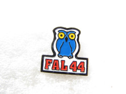 Delcampe - PIN'S   CHOUETTE  FAL 44 - Animales
