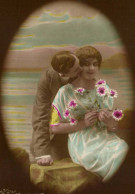 Delcampe - CPA Fantaisie En Effeuillant L'amour (couple) - Paare