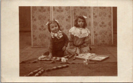 Delcampe - (17/08/26) 44-CPA BOUGUENAIS - CARTE PHOTO FILLETTE ET SES JOUETS - CUBE PUZZE - QUILLES - Bouguenais