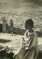 Delcampe - CPM Visage Photographique Du Maroc Fes Vue Du Tombeau Des Merenides A L Aube Une Adolescente Immobile Semble Veiller Sur - Andere & Zonder Classificatie