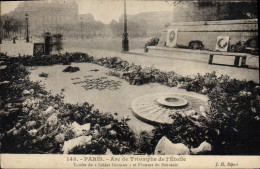 Delcampe - CPA Paris Arc De Triomphe De L'Etoile Tombe Du A Soldat Incounu Et Flamme Du Souvenir - Triumphbogen