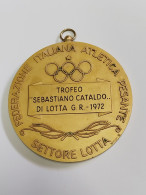 Delcampe - 1972 TROFEO SEBASTIANO CATALDO   LOTTA GRECO ROMANA    BARI  ANGIULLI SOCIETA GINNASTICA SPORT 80mm BERTONI LOTTO ANGY - Uniformes Recordatorios & Misc
