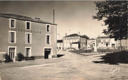 Delcampe - Mouilleron En Pareds , Vendée * Hôtel Du Tigre Et La Place Du Village - Mouilleron En Pareds