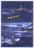 Delcampe - {105150} En Pêche Dans Le Raz De Sein ; Bateau, Phare - Bretagne