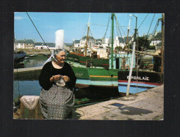 Delcampe - Cpm Sur Le Port Bigoudenne Faisant De La Dentelle Au Crochet à Lesconil - Lesconil