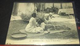Delcampe - MADAGASCAR*-N°25*-  Femmes De Sainte Marie - Madagascar