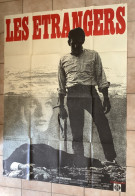 Delcampe - Affiche Cinema Les Etrangers 160 X 120 - Posters