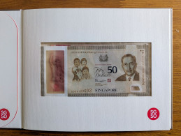 Delcampe - Singapore 2015 – SG50 Commemorative Notes Set – $50 + 5 X $10 – Complete Presentation Set - Singapour