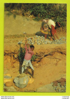 Delcampe - MADAGASCAR De La Gaité Dans Le Labeur Fillette Cassant Cailloux à La Masse Photo Olivier Ravel VOIR DOS Et Timbre - Madagascar
