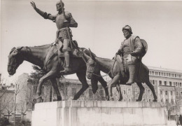Delcampe - ESPAÑA Madrid Comunidad De Plaza De Estatua Don Quijote Circulada #SCH046 - Madrid
