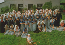 Delcampe - Nederland Goes Groep Mensen In Traditionele Zeeuwse Klederdracht #SCH762 - Goes