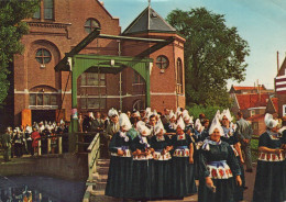 Delcampe - Nederland Volendam Noord Holland Klederdracht Bij Gracht En Ophaalbrug #SCH646 - Volendam