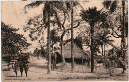 Delcampe - CPA Carte Postale  Guinée  Un Coin De Village  1924 VM111118 - Französisch-Guinea