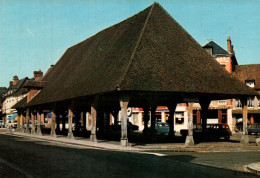 Delcampe - CPM - LYONS-La-FORET - La Halle (XVIle S.) (parking Voitures) - Edition La Cigogne - Lyons-la-Forêt