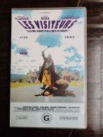 Delcampe - VHS - Les Visiteurs Ils Me Sont Pas Nés D'Hier - Andere & Zonder Classificatie