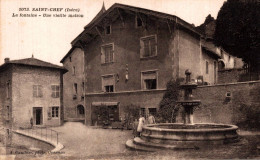 Delcampe - M1708 - SAINT CHEF - D38 - La Fontaine - Une Vieille Maison - Saint-Chef