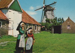 Delcampe - Nederland Terschelling Meisjes In Klederdracht Bij Molen En Huizen #SCH872 - Terschelling