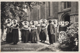 Delcampe - Nederland Zuid Beveland Klederdracht Kerkuitgang Mensen 1960 #SCK510 - Sonstige & Ohne Zuordnung