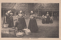 Delcampe - Nederland Middelburg Vrouwen In Klederdracht Op Botermarkt Geregistreerd #SCK472 - Middelburg