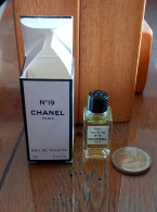 Delcampe - N°19 Chanel, Eau De Toilette 4ml - Miniaturen Damendüfte (mit Verpackung)