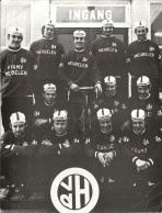Delcampe - CARTE CYCLISME GRAND FORMAT TEAM VAN DER HEIJDENS 1971 ( FORMAT 13,5 X 18 ) - Radsport