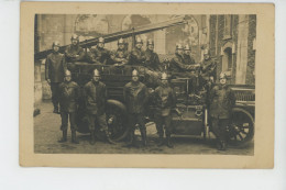 Delcampe - METIERS - SAPEURS POMPIERS - Belle Carte Photo Pompiers Posant Avec Leur Camion Début XXème " Souvenir De BITCHE " (57) - Bombero