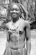 Delcampe - Carte Postale : ANGOLA : Grupo étnico "Umbundo", Mulher "Kaconda", Topless, Stamp In 1964 - Angola