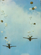 Delcampe - Carte Postale : PARACHUTISME : Largage En Formation Tranall C 160 - Parachutisme