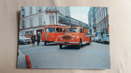 Delcampe - CPM SAPEURS POMPIERS POMPIER   PARIS EM 23 CITROEN ECHELLE MECANIQUE ET FP 58 BERLIET FORGON POMPE RUE CHAPPE - Bombero