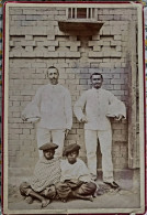 Delcampe - Photographie (format 16 Sur 11) De 2 Colons Et 2 Jeunes Malgaches Par RATSIMAMANGA, Photograph, Le 22 Octobre 1899 - Madagaskar
