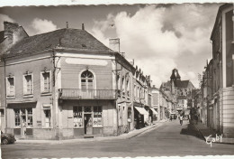 Delcampe - 53. EVRON. CPA. RUE DE LA FONTAINE ET L'EGLISE.  CAFE- TABAC. ANNEES 50 - Evron
