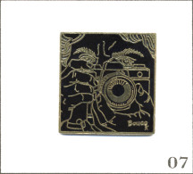 Delcampe - RARE Pin's Dessin François Boucq (Signé) Pour Le Studio 67 Photographe Stéphane Himpens. Non Est. EGF. T1100Q-07 - Comics