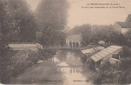 Delcampe - LA FERTE -GAUCHER LE PONT DES GRENOUILLES SUR GRAND MORIN ,PERSONNAGES ,LAVOIRS     REF 95712 - La Ferte Gaucher