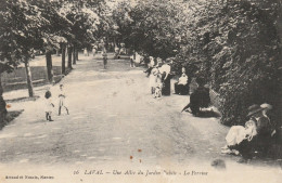 Delcampe - 53.  LAVAL. CPA . UNE ALLEE DU JARDIN PUBLIC. LA PERRINE. ANIMATION. MODE. ANNEE 1918 + TEXTE - Laval