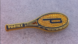 Delcampe - EB317 Pin's RAQUETTE TENNIS PRINCE VORTEX ROLAND GARROS ARTHUS BERTRAND Achat Immédiat - Tennis
